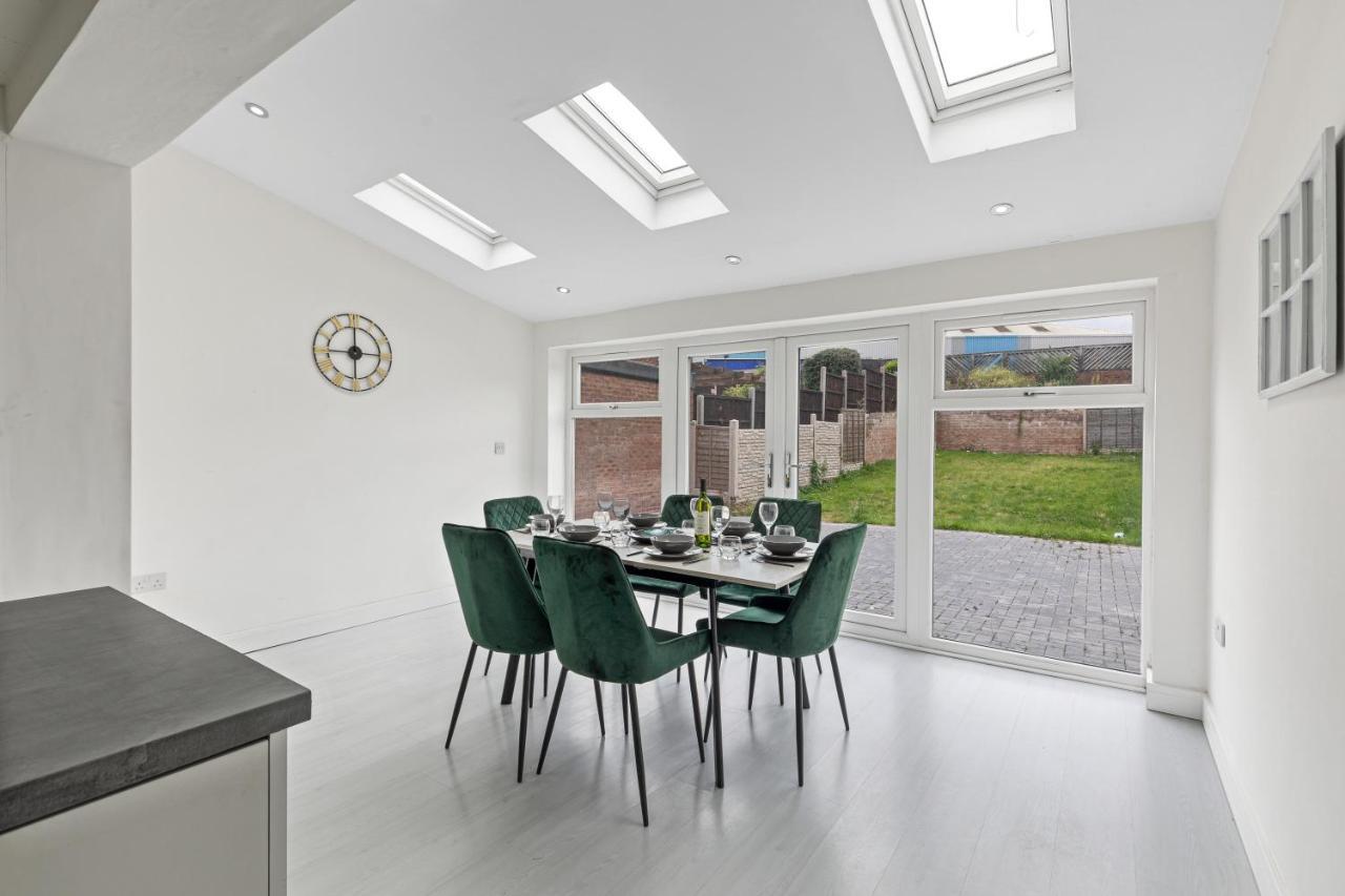 Tipton 3 Bedroom House Garden Sleeps 7 - Jrr Stays Coseley Esterno foto