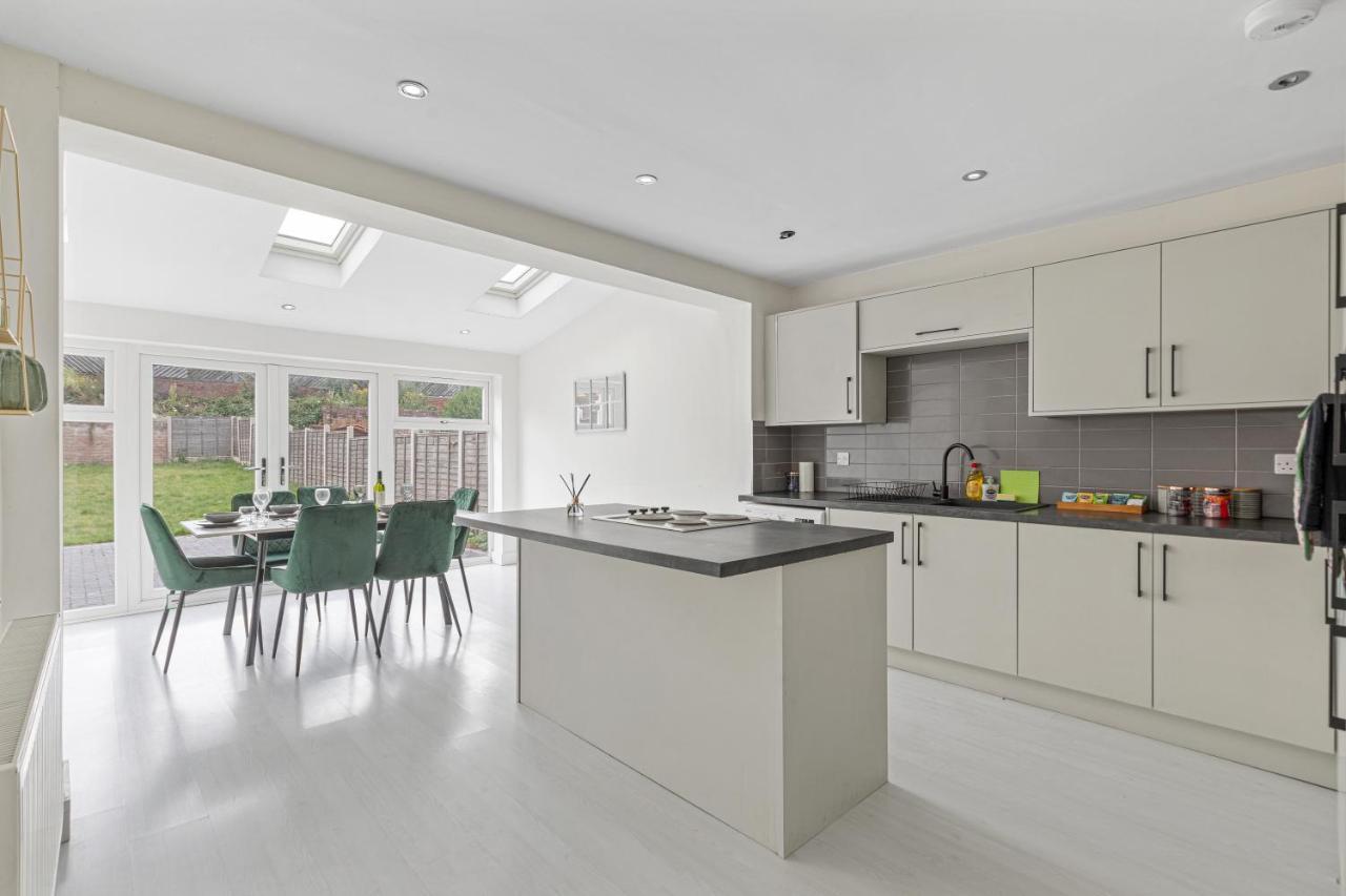 Tipton 3 Bedroom House Garden Sleeps 7 - Jrr Stays Coseley Esterno foto